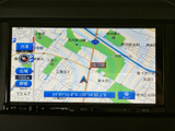 地図が画面いっぱいに表示され、現在地や周辺の道路を確認しやすいナビゲーションです。行き先までの道順を把握しやすく、初めての場所へのお出かけにも便利です。
