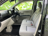 明るい内装色と落ち着いたシートの組み合わせで、運転席まわりに開放感があります。前方の視界を確保しやすく、助手席に座る方も周囲を見渡しながらゆったり過ごせます。