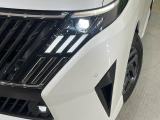 【LEDヘッドライト】悪天候や夜間走行時も良好な視界を確保し安心して運転できる高輝度LEDヘッドライトを装備!点灯速度が早く、消費電力も抑えられています。