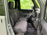 大きな窓から光が入り、運転席まわりに明るさと見通しのよさを感じられます。座面や背もたれは落ち着いた色合いで、日常使いにもなじみやすい室内です。