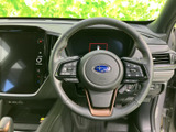 運転席から手元のスイッチ類を確認しやすく、ステアリングの各種ボタンもまとめて配置。視線移動を抑えながら、日々の運転に必要な操作を行いやすいレイアウトです。