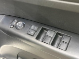 【電動格納ミラー】サイドミラーは電動格納式となっており、狭い駐車場でもキズがつくリスクを抑えられます。