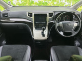 運転席から前方を見渡しやすい着座位置で、メーターやセンター部分も視線を移しやすい配置です。前席は左右にゆとりがあり、乗員それぞれが落ち着いて過ごせる室内空間となっています。