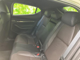後席にはヘッドレストとシートベルトが備わり、複数人での移動にも対応します。窓からの明るさを感じられる室内で、座面の広がりもあり、同乗者がゆったり過ごせる空間です。