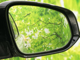 後方を確認するミラーは、車両後方の様子を運転席から把握する際に便利です。映り込む範囲を活用でき、日常の駐車や車線変更時の確認をサポートします。