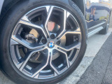 ●純正アルミホイール:輸入車ならではの卓越した走りを支えるホイールと足回りです!日本車の走りに慣れている方にもぜひ体感して頂きたいほど、高いレベルでまとまっています!
