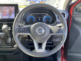 手元で扱えるスイッチが左右に配置され、視線を大きく移さずに各種機能へアクセスしやすい設計です。メーターも正面に収まり、運転に必要な情報を確認しながら過ごせる安心感があります。