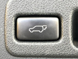 【パワーバックドア】スマートキーや運転席のボタンを押すだけでリアゲートが自動で開閉します!荷物を持っている時や、高い位置にあるバックドアを閉める際に便利な機能です♪
