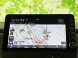 地図情報が画面いっぱいに表示され、周辺の道路や現在地を確認しやすい仕様です。行き先を探す場面でも画面を見ながら把握でき、慣れない場所への移動に役立ちます。