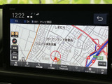 道路や周辺施設が画面上に表示され、現在地を確認しながら目的地までの道筋を把握しやすい地図画面です。縮尺や案内メニューも見やすく、普段の外出先探しに役立ちます。