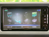FM・AMやテレビ、USB、Bluetooth Audioなど、複数の音源が画面上に表示されています。使いたい項目を選びやすく、普段聴いている音楽やラジオを車内で楽しめます。