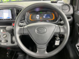 インテリアに合わせたデザインのステアリングは、運転される方のことも考え、運転しやすい形状、大きさです。是非一度、実際に触ってお確かめください。