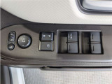 パワーウィンドウのスイッチですよ。 運転席に居ながら窓を開け閉めのコントロールできますよ。 ロック機能で、子供がイタズラして窓を開けるという事も無くなりますよ。