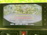 後方の映像に目安線が表示され、駐車時に車両後方の位置関係を確認しやすい画面です。周囲を確かめながら、落ち着いてバック操作を行いたい場面で役立ちます。