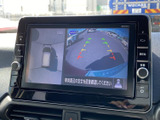 車両周辺を映像で確認できる画面を備え、駐車時など周囲の状況を把握したい場面で役立ちます。俯瞰表示もあり、目視と合わせて確認できるため、日常の取り回しをサポートします。