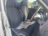 【運転席】座り心地が良いシートなので長時間の運転でも快適にお過ごしいただけます。新品のフロアマットのご注文も可能です。掲載箇所以外にご希望の写真がございましたらお気軽にお問い合わせ下さい。