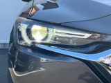 【LEDヘッドライト】悪天候や夜間走行時も良好な視界を確保し安心して運転できる高輝度LEDヘッドライトを装備!点灯速度が早く、消費電力も抑えられています。