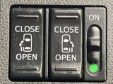 【両側パワースライドドア】スマートキーや運転席のスイッチで後席両側スライドドアの開閉が可能♪電動だから力を入れてドアを開ける必要が無く、小さなお子様でも簡単に開け閉めでき快適です♪