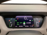 デジタル表示のスピードメーターとタコメーター、燃費やオドメーターなどの表示の他に、ホンダセンシング機能などの表示もできる多機能なマルチインフォメーション・ディスプレイです。