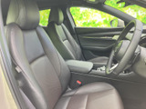 ゆったりとした形状の前席に、手の届きやすい位置のアームレストを備えています。運転席から前方を見渡しやすく、落ち着いた色合いの室内で快適にお過ごしいただけます。