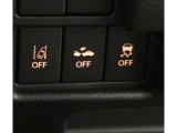 プッシュボタンで切り替え可能なオートエアコンを装備しています