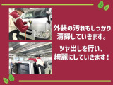 センターには後席用のドリンクホルダーも装備されています。運転席からも手が届きやすいので、ドライバーの2本目キープとしても役立ちます。