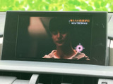 停車中にテレビ番組や映像を視聴できる画面を備えています。お出かけ先での休憩時間など、車を停めて過ごす場面に活用でき、車内での時間の過ごし方が広がります。