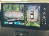 【マルチビューカメラシステム】専用のカメラにより、上から見下ろしたような視点で360度クルマの周囲を確認することができます☆死角部分も確認しやすく、狭い場所での切り返しや駐車もスムーズに行えます。