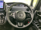 手元の左右に複数のスイッチがまとまり、運転姿勢を保ちながら必要な操作に手を伸ばせます。メーター類も視界に入る位置にあり、日常の運転で扱いやすさに配慮された装備です。