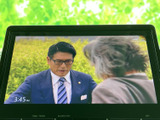 テレビ映像を表示できる画面を備えており、停車中の待ち時間などに番組を視聴できます。画面が見やすく、休憩中の過ごし方の選択肢が広がる装備です。視聴時は安全な場所に停車してご利用ください。