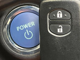 【スマートキー】カバンやポケットに入れたままでもドアの施錠・解錠が可能なスマートキーを装備。エンジンのオン・オフ時もカギを取り出す必要が無いからとっても便利です♪