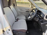 明るい色合いのシートとドア内張りで、運転席まわりに開放感があります。前方や側方を確認しやすい視界も確保され、乗り降りのしやすさや日常の使い勝手も魅力です。