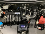 広い足元にゆったり座れるシートには肘掛けも装備しており長距離の運転でも疲れにくくなってます。女性でも運転がしやすいように、シートの高さ調整機能(シートリフター)がついています。