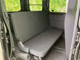 後席はベンチタイプで、複数人での乗車にも対応しやすい室内です。窓から外の景色を楽しめるほか、足元には床面のゆとりもあり、同乗者にも過ごしやすい空間となっています。