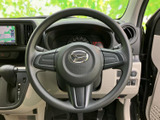 手になじみやすい形状で、運転中に握る位置を自然に決めやすいステアリングです。前方を見ながら扱いやすい配置で、毎日の移動を落ち着いてサポートしてくれます。