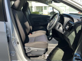 前席は視界が広く、運転席から前方や左右を確認しやすい空間です。シートには落ち着いた色合いを採用し、座面と背もたれが体を支えます。乗り降りもしやすく、日常使いに便利です。