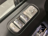 運転席ドアトリムには窓の一括コントローラーと電動ドアミラーのコントローラーが装備。