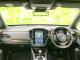 前席からはフロントガラス越しに前方を見渡しやすく、運転席まわりの表示も確認しやすい配置です。ナビ画面も目に入りやすく、日々の移動を落ち着いてお楽しみいただけます。
