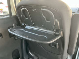 後席も車内の温度管理がワンタッチで簡単に出来るのがオートエアコンです。これでいつでも快適ドライブが出来ます!