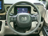 手元には複数のスイッチが備わり、運転姿勢を大きく崩さずに各種操作へアクセスできます。メーターとの位置関係も自然で、運転中の視認性と扱いやすさに配慮された装備です。