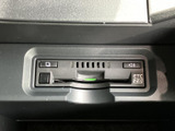 車内にはETC車載器が備わり、高速道路の料金所を通過する際に便利です。カードの挿入口や表示部、操作ボタンが見やすくまとめられ、日常の移動から遠出まで、料金支払いをスムーズにサポートします。