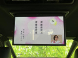 天井に設置されたモニターで、後席でも映像を楽しめる室内空間です。画面が大きく見やすい位置にあり、停車中の待ち時間や休憩時にも活用できる便利な装備です。