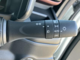 レバーにはウインカーやライト関連の表示があり、機能を目で確認しやすい配置です。AUTOの表記も備わり、操作内容を把握しながら日常の運転に合わせて使い分けられます。