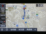 現在地周辺の道路や施設を画面上で確認でき、目的地設定や表示変更などの案内操作もまとまっています。地図情報を見ながら行き先を確認したい場面で頼れる装備です。