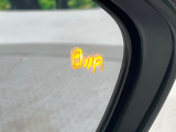 【ブラインドスポットモニター】走行中、ドアミラーの死角になりやすい箇所に後続車が接近するとサイドミラーのレンズに警告を表示!ドライバーに注意喚起をしてくれます。