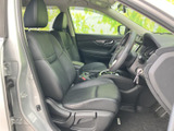 前席は身体を支える形状のシートで、運転席まわりまでゆとりを感じる空間です。ドアを開けた際に視界が広がり、乗り降りや着座後の姿勢確認もしやすいレイアウトです。