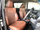 運転席まわりには十分なスペースがあり、大柄な方でもゆったり運転していただける環境です。