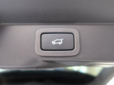 ボタン1つで自動開閉するパワーテールゲート搭載!ドアを上げ下げすることなく楽々開閉。開ききった状態の高さも任意の位置で設定できるので、普段お使いの車庫などでもぶつける心配はありません♪
