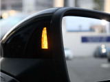 サイドアシストを搭載。後方から接近する車両を検知し、車線変更をサポートします。