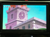 停車中にテレビ映像を楽しめる画面を備えています。車内で待ち時間を過ごす際にも活用でき、画面を通じて映像を確認しながら、ひと息つきたい場面に便利な装備です。